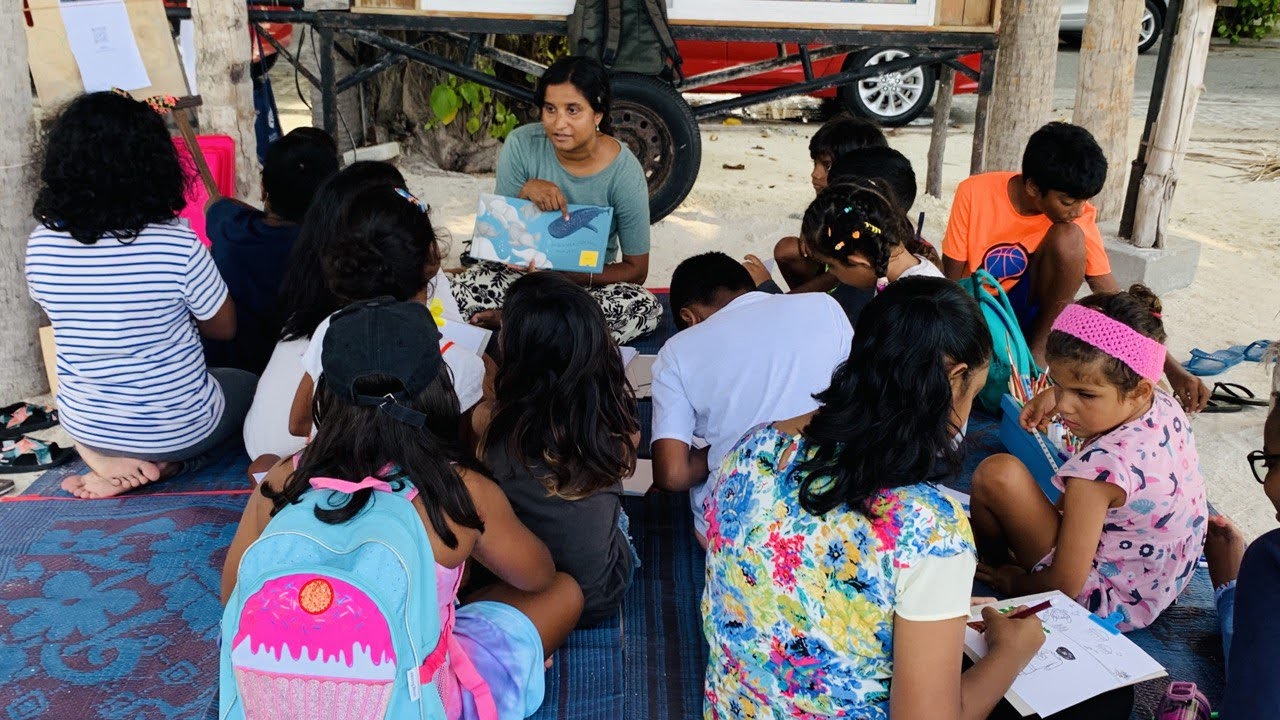  Children of Maldives Holhuashin Aharennakee Fehurisseh - with author Sara Naseem